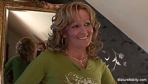 Flaxen-haired Oma wird interracial anal